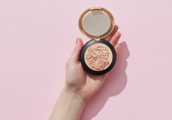 Setting Spray vs Setting Powder: Which One Should You Go for?